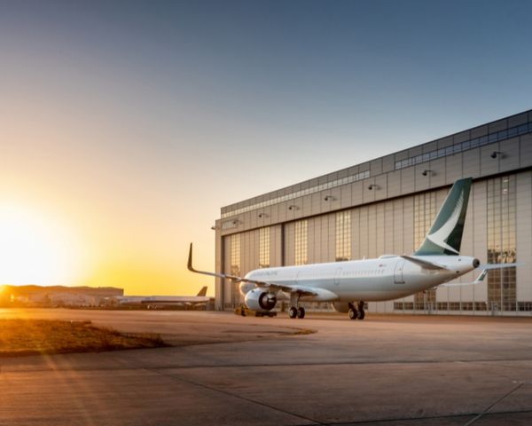 国泰航空飞机的特写照片。