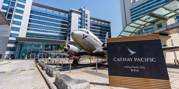 展示了國泰城的全景,畫面中有一架名為「Nikki」的飛機停在外面