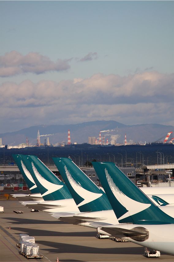 A row of Cathay Pacific airplane lined up on an airport tarma