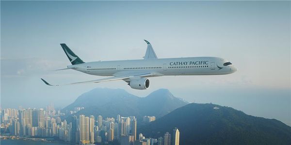 国泰航空飞机飞越香港上空。
